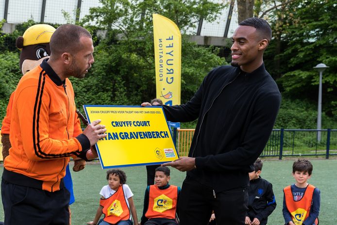 Ryan Gravenberch ontvangt de Johan Cruijff Prijs.