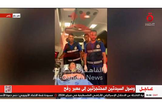 Nurit Cooper wordt met een ambulance naar een ziekenhuis gebracht nadat ze is vrijgelaten door Hamas.