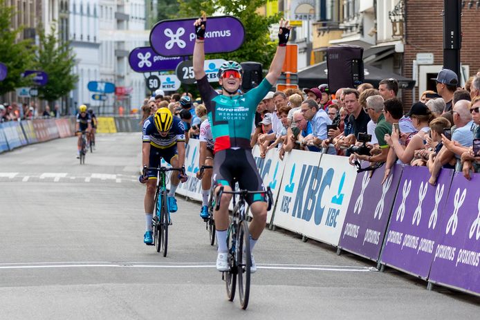 Romet Pajur toonde zich aan het einde van de Ronde van Vlaanderen sneller dan Menno Huising en Noa Isidore.