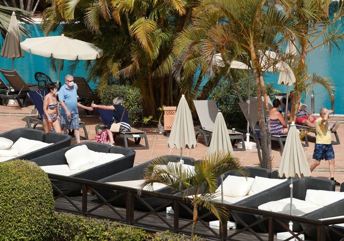 Gasten met mondmaskers in het H10 Costa Adeje Palace, het hotel op Tenerife dat momenteel in lockdown is.