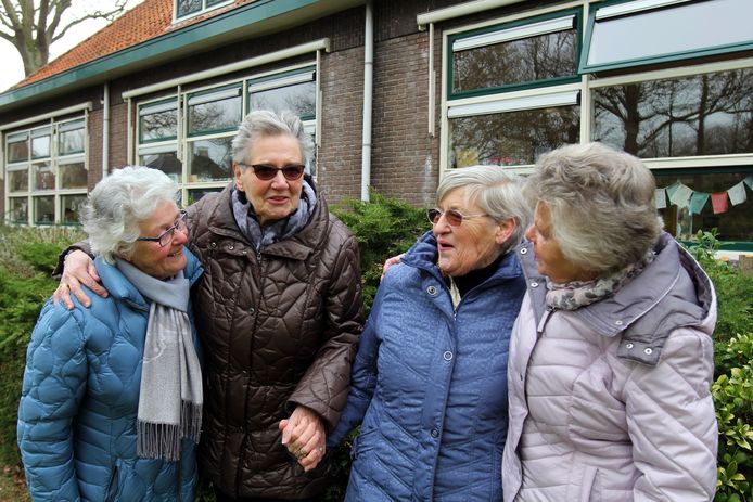 Nelly van Toledo (links) , Rina Langendoen, Corrie van der Velde en Nely Padmos voor hun oude lagere school.
