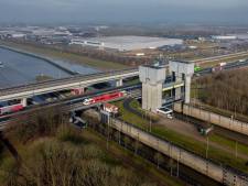 Fietsbrug over Amsterdam-Rijnkanaal duur en ongewenst, een brug naast de sluizen is kansrijker