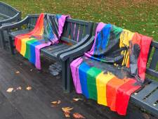 Regenboogbankjes in Valkenbergpark in Breda besmeurd met zwarte verf: 'Dit is een steek naar de LHBT-gemeenschap’