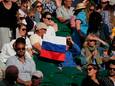 Een Russische vlag voor Daniil Medvedev, dit jaar uitgesloten van deelname in Londen, vorig jaar op Wimbledon.
