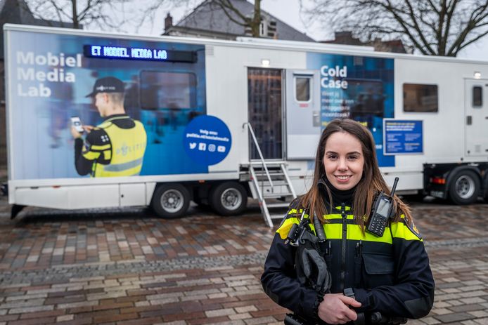 Kaya Brandsma, hoofdagent in opleiding, doet onderzoek naar interoplichting in Valkenswaard.