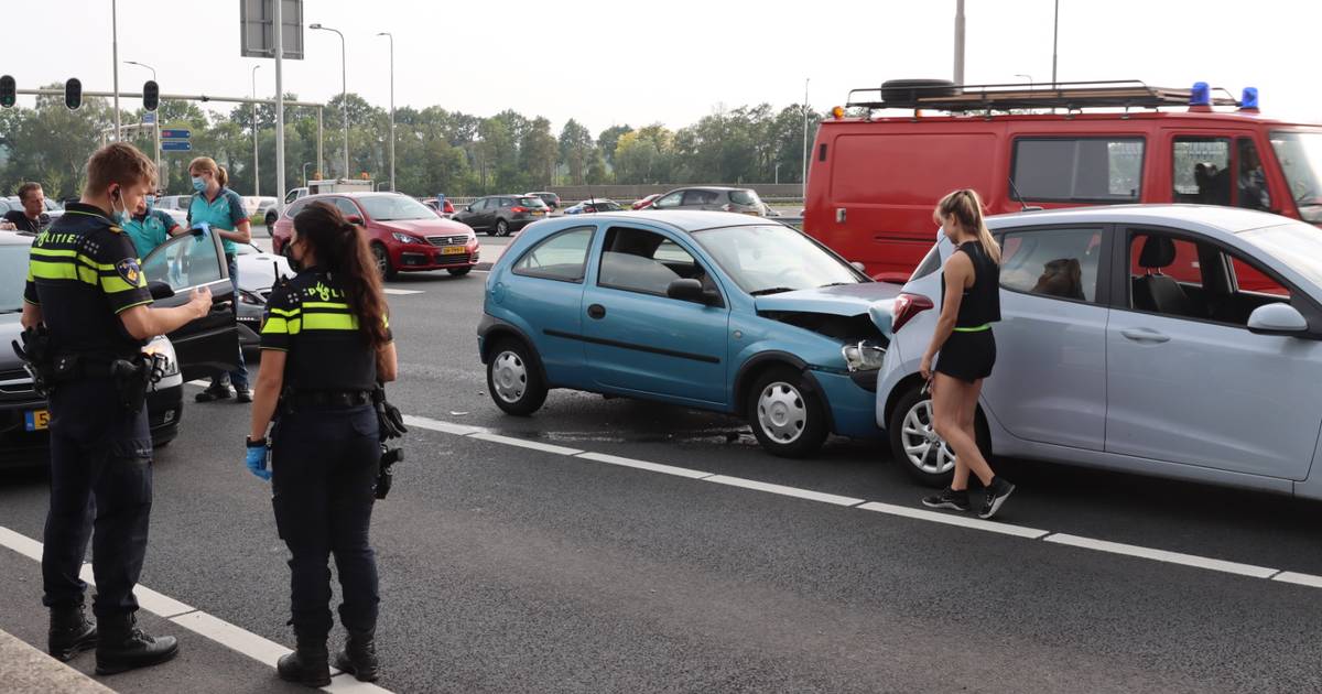 Kop-staartbotsing met flinke schade op een uitrit van de A12 bij Ede.