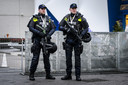 Politie agenten met mitrailleurs dinsdagochtend bij het Scheepvaartmuseum, waar de informele Justitie en Binnenlandse Zaken (JBZ) Raad gehouden wordt.