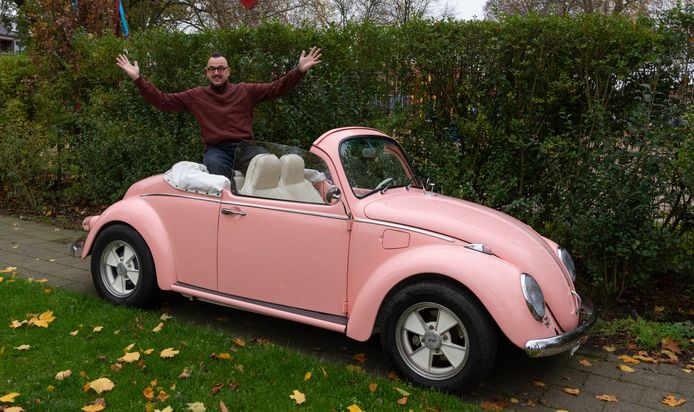 De lichtroze Volkswagen Kever cabriolet van Bas Visser.