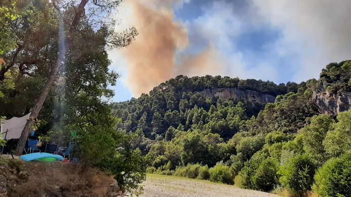 Dreigende rookwolk boven camping Les Trois Rivieres in de Franse Provence.