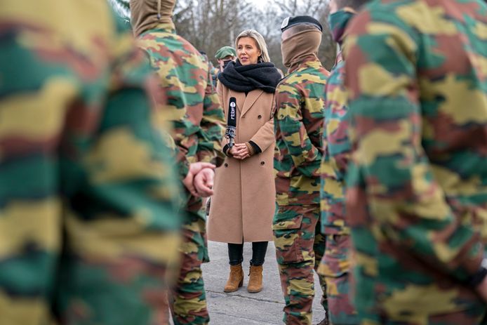 Ludivine Dedonder s'est rendue mardi au camp militaire de Marche-en-Famenne pour rencontrer les troupes qui seront déployées dans les prochains jours en Roumanie