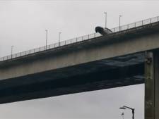 Un drame évité de justesse: une voiture se retrouve sur la glissière d'un pont après un accident sur l’E42