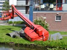Bijzondere bergingsklus: Hoogwerker zakt in de grond weg aan slootkant in Waddinxveen