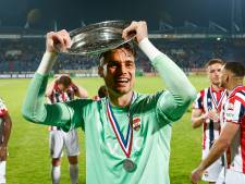 Joshua Smits verkozen tot beste keeper van de KKD, Willem II-goalie krijgt prijs van bondscoach Koeman