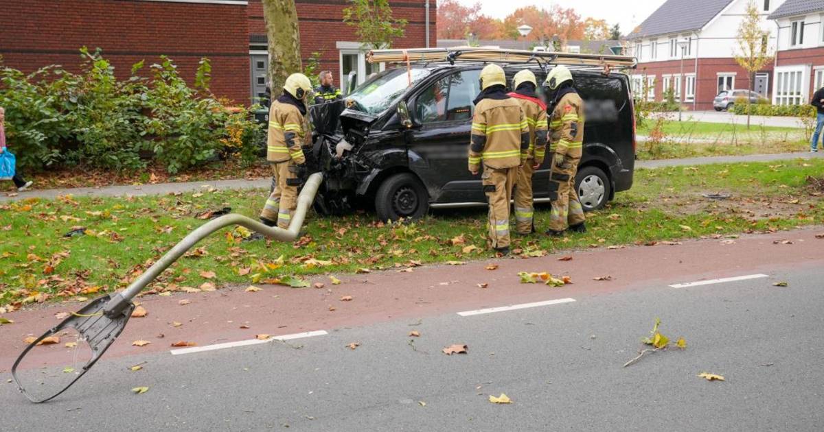 Bijrijder van busje gewond bij botsing tegen boom in Oss.