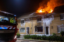 Door de brand raakten ook twee naastgelegen huizen beschadigd.