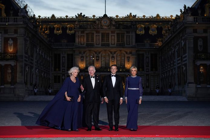 President Emmanuel Macron, Brigitte Macron, koning Charles III en koningin Camilla. (AP Photo/Christophe Ena)