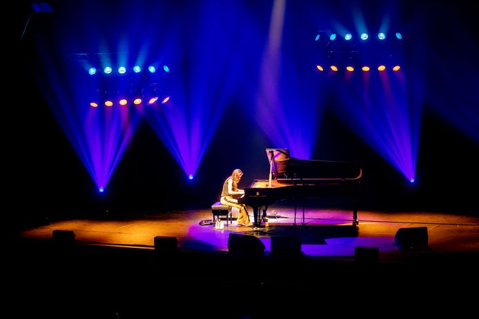 In het Muziekgebouw speelt onder meer pianiste Iris Hond tijdens een benefietavond voor Oekraïne voor de eerste volle zaal sinds twee jaar.