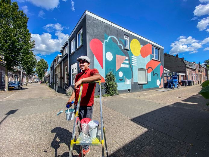 Eerst grijs en grauw, nu kleur: Aziz Lessy nam een muur aan de Klaverstraat onder handen. De bewoners stelden de muur ter beschikking. ,,Je merkt het al als je aan het werk bent: alleen maar complimenten van voorbijgangers, vrolijke gezichten."