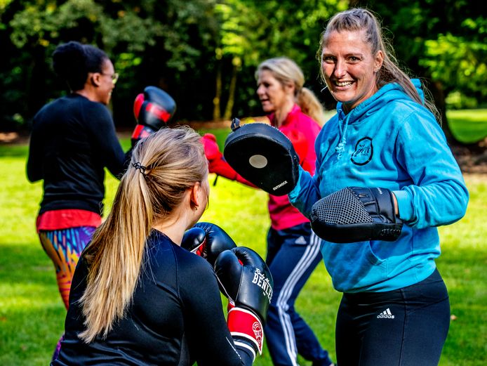 Maike den Uil geeft bokstraining
Foto ; Pim Ras
VOOR Coronahelden
