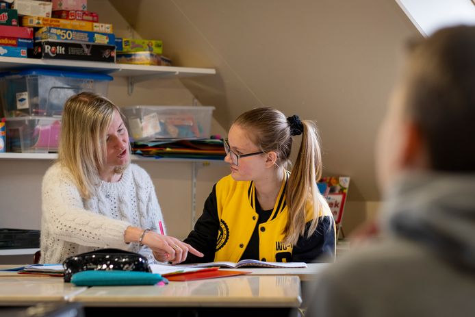 De 12-jarige Margaritha Krokhmalna oefent haar les begrijpend lezen.