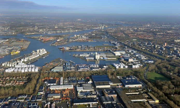 De industrieterreinen op Dordtse Kil.
