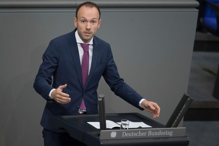 Nikolas Löbel (CDU) werd 250 duizend euro rijker met dank aan de in Duitsland verplichte mondkapjes.  Beeld AP 