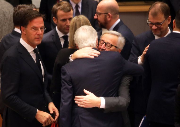 Jean-Claude Juncker omarmt Brexit-onderhandelaar Michel Barnier. Beeld EPA