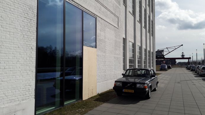 Een ruit in de Cacaofabriek is afgetimmerd vanwege de mislukte ramkraak.