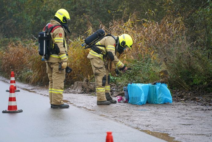 De brandweer doet onderzoek naar vaten die zijn aangetroffen langs de Lobberdenseweg in Pannerden.