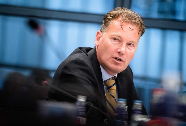 Senior lecturer vs professor picture