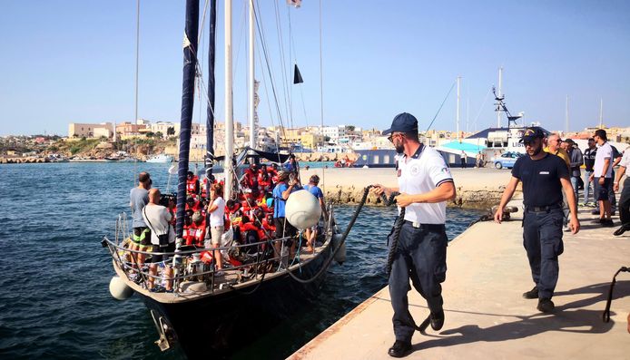 Het reddingsschip Alex wordt aangemeerd in de haven van Lampedusa.