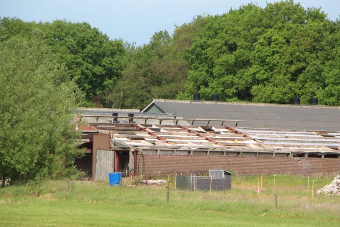 Sanering asbestdak op stal.