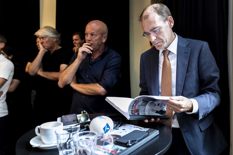 Staatssecretaris Snel leest zwartboek over de toeslagenellende. Beeld ANP