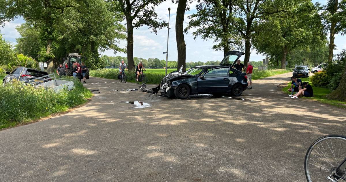 Auto belandt met aanhanger en al in een weiland na botsing op kruising bij Laren, bestuurder gewond.