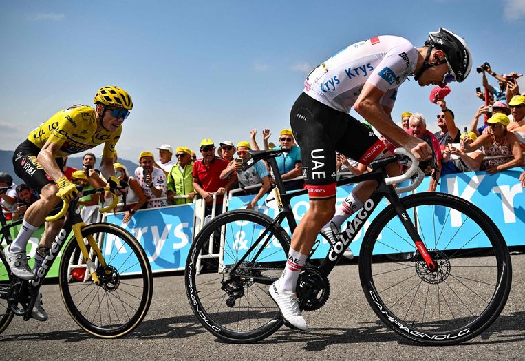 Jonas Vingegaard, in het geel, verloor zijn naaste rivaal Tadej Pogacar, in de witte trui, op weg naar Peyragudes, geen moment uit het oog. Beeld Marco BERTORELLO/AFP