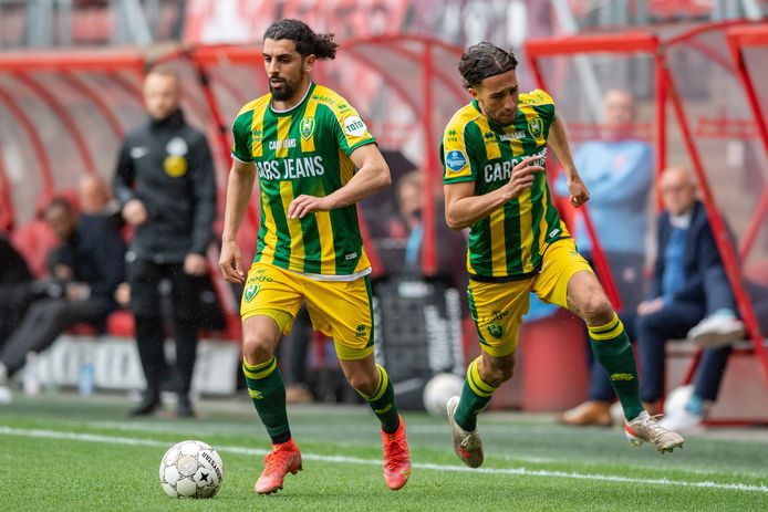Youness Mokhtar (l) speelde begin 2021 nog tien wedstrijden voor ADO Den Haag in de eredivisie.