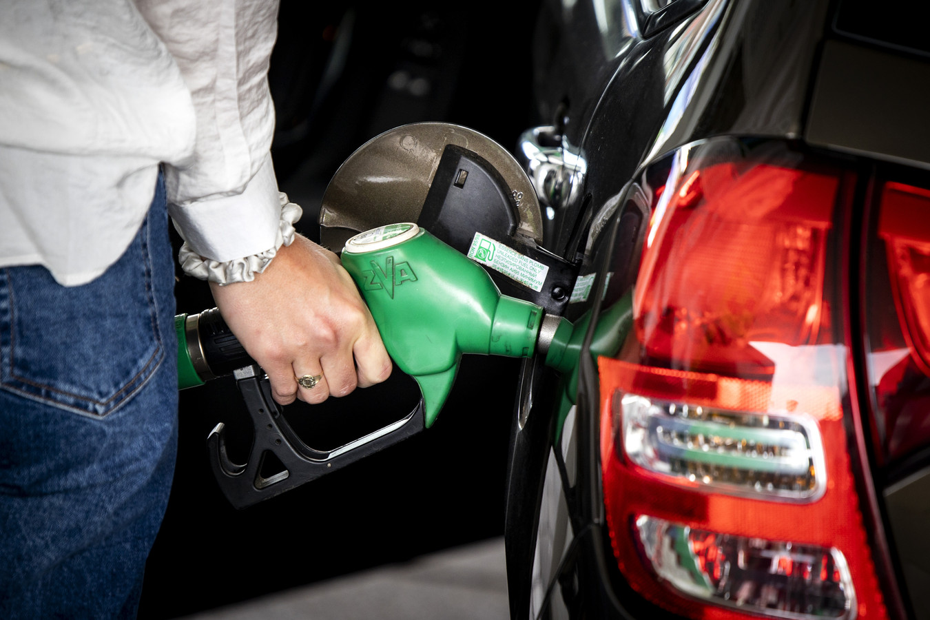 De benzineprijzen zijn in België niet veel gunstiger meer.
