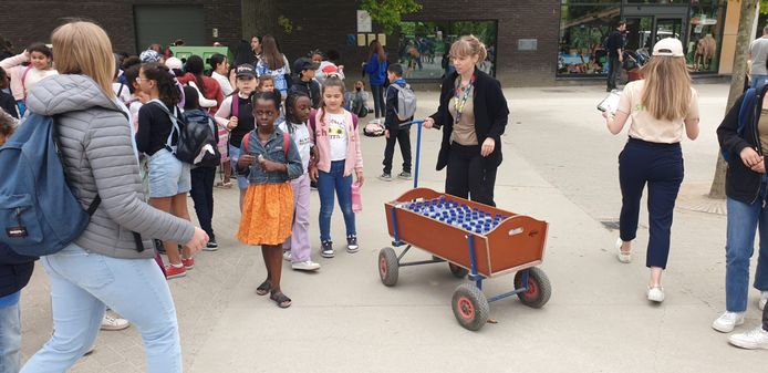 Kinderen aan de ingang van Planckendael.