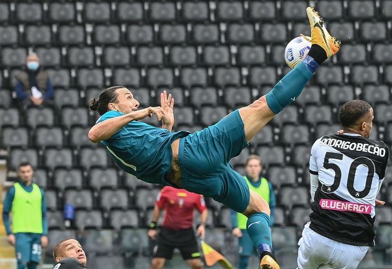 Een omhaal tegen Udinese. De atletische kracht van Ibrahimovic  blijft indrukwekkend. Beeld AFP