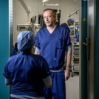 ‘Mensen komen kreupel bij ons binnen en wandelen na de operatie weer buiten’: wat is dat toch met onze knieën?