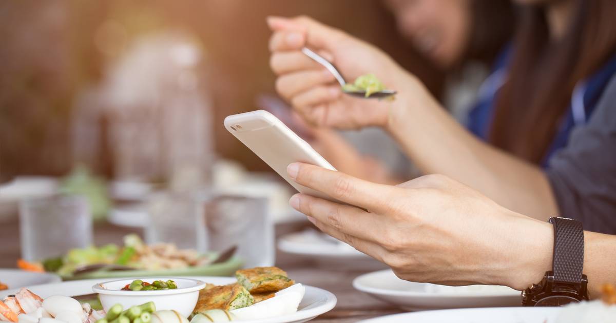 Можно ли сидеть в горячей. Смартфон во время еды. Сидеть за телефоном во время еды. Запрет на смартфоны во время еды. Можно ли сидеть в телефоне во время еды.