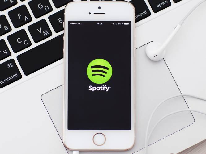 Apple laat iPhone-gebruikers wellicht Spotify-nummers spelen via Siri