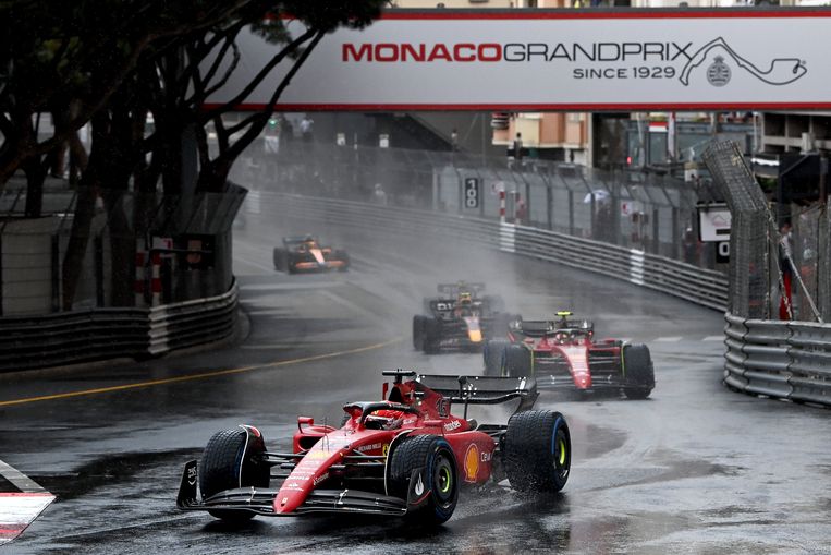 Charles Leclerc (Ferrari) vlamt over het kletsnatte stratencircuit in Monaco. Beeld Photo News