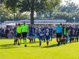 Drukbezochte amateurvoetbalwedstrijden, zoals de derby tussen Vroomshoopse Boys en Den Ham op 9 oktober. Alle liefhebbers hunkeren er naar. Mogelijk begint de competitie weer over enkele weken.