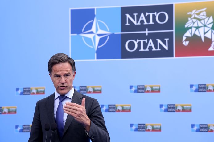 Demissionair Nederlands premier Mark Rutte spreekt met de media op de eerste dag van de NAVO-top in Vilnius, Litouwen.