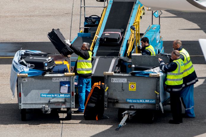 Grondpersoneel op Schiphol staat bloot aan hoge concentraties ultrafijnstof dat uit draaiende vliegtuigmotoren afkomstig is.