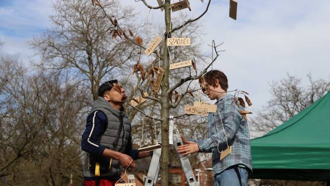 Multiculturele verenigingen planten respectboom in stadspark