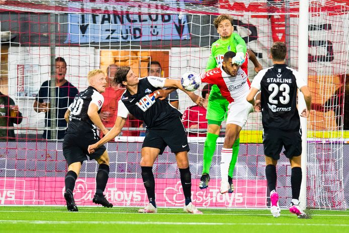 Nigel Bertrams helpt FC Eindhoven weer eens uit een hachelijke situatie.