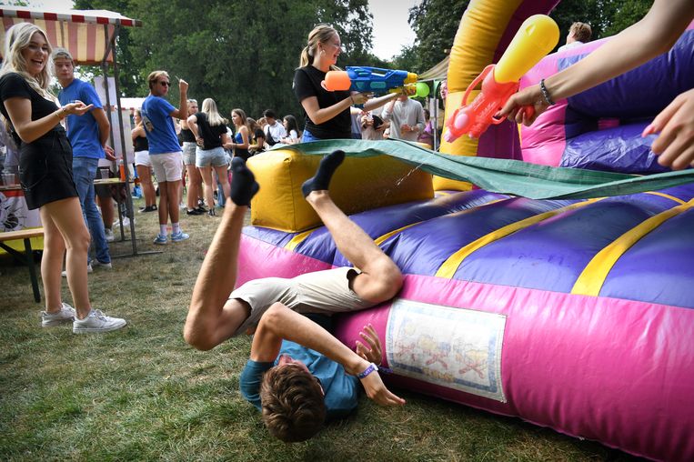 Introductieweek afgelopen zomer in Utrecht, waaraan nu ook mbo-studenten meededen. Ook werd de eerste studentenvereniging  voor mbo’ers (RSHV) opgericht. Bij hun stand konden geïnteresseerden ludiek door een opgeblazen stormbaan.  Beeld Marcel van den Bergh / de Volkskrant