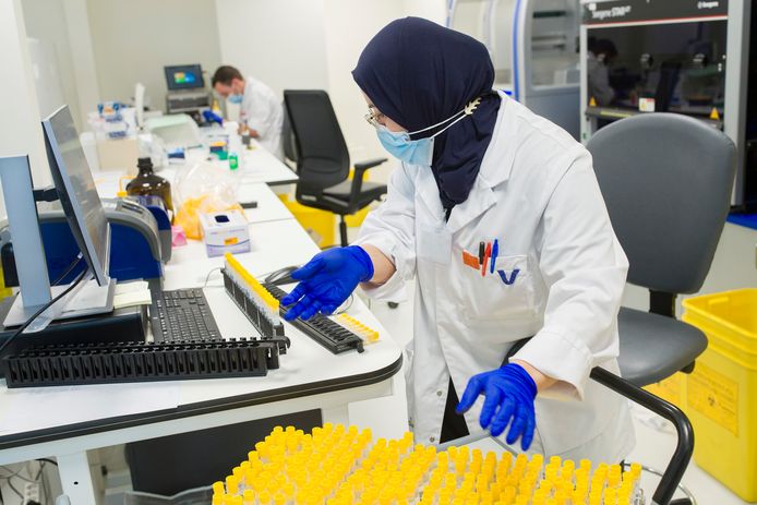 Amal Matar maakt de stalen klaar voor de robots. Ze is nieuw aangeworven, en werkt nog maar een tweetal weken in het AZ Delta. Voorheen was ze Covid-laborante in een ander labo.